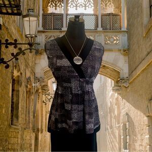 A.n.a Cute Sleeveless Tunic Top in Dark Pattern, Size Medium